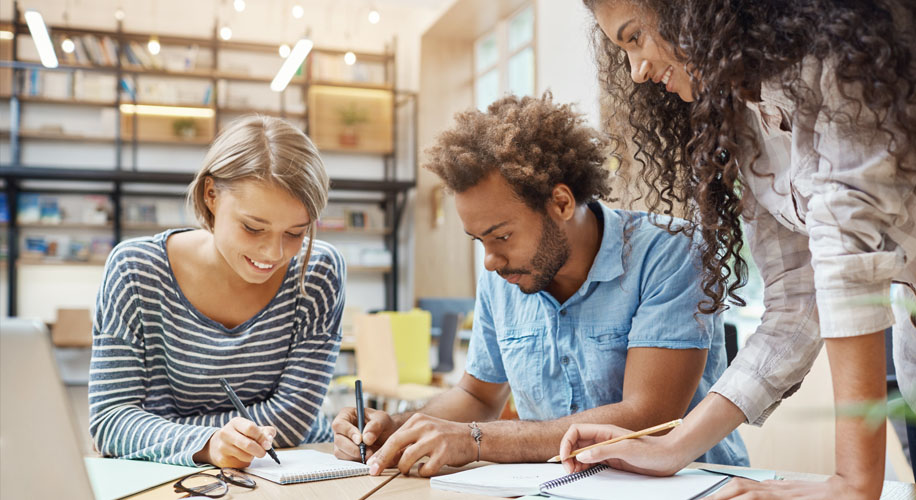 Amigos assinando um papel - Lima Advocacia